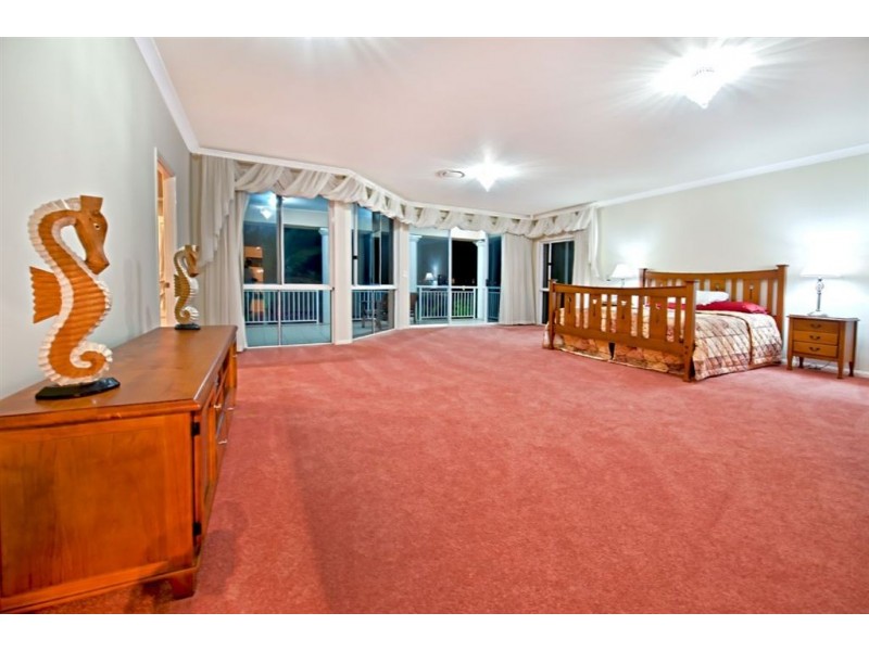 4 Witt Avenue, Carrara QLD 4211