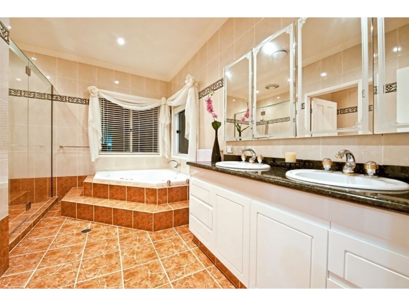 4 Witt Avenue, Carrara QLD 4211