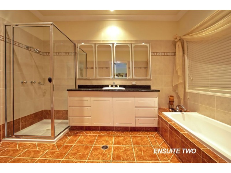 4 Witt Avenue, Carrara QLD 4211