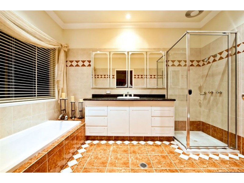 4 Witt Avenue, Carrara QLD 4211