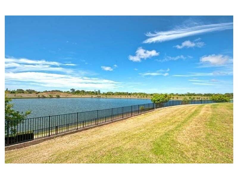 5073 Emerald Islands Drive, Carrara QLD 4211