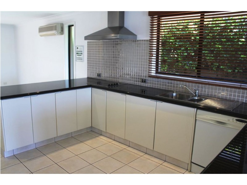40 Sailaway Street, Mermaid Waters QLD 4218