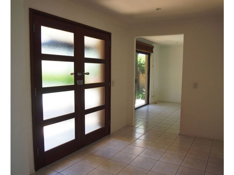 40 Sailaway Street, Mermaid Waters QLD 4218
