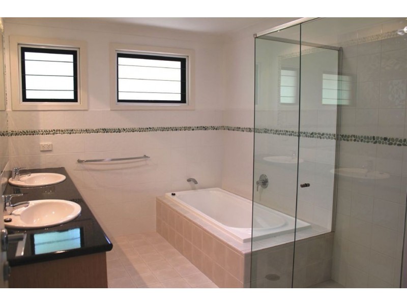 40 Sailaway Street, Mermaid Waters QLD 4218