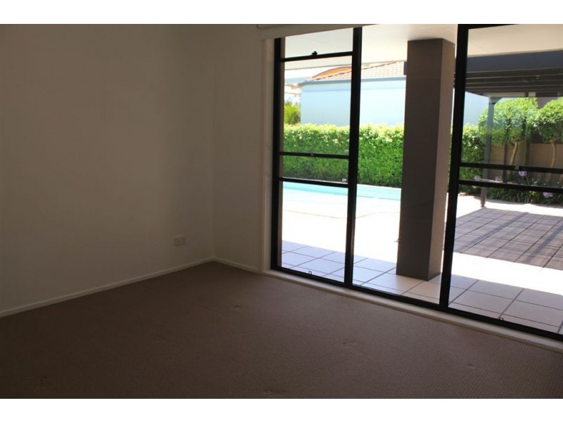 40 Sailaway Street, Mermaid Waters QLD 4218