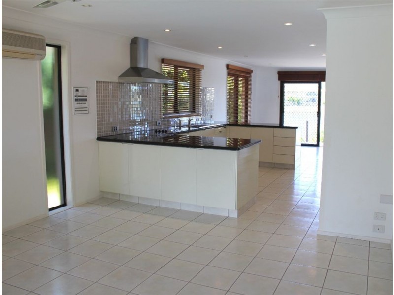 40 Sailaway Street, Mermaid Waters QLD 4218