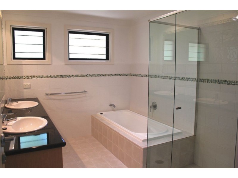 40 Sailaway Street, Mermaid Waters QLD 4218