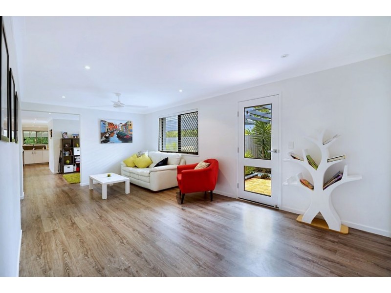 15 Timana Avenue, Mermaid Waters QLD 4218