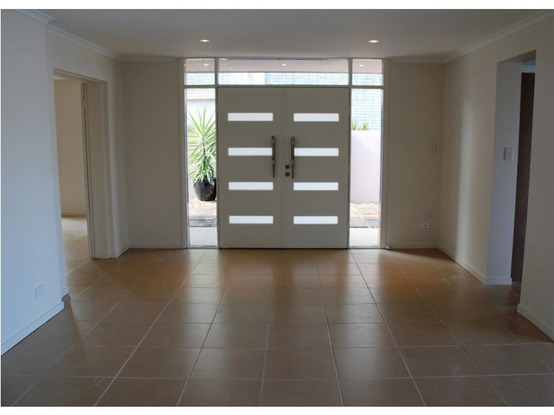 16 Pasadena Court, Broadbeach Waters QLD 4218