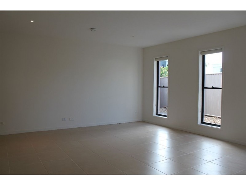 16 Pasadena Court, Broadbeach Waters QLD 4218