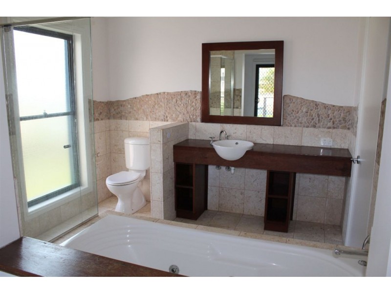 16 Pasadena Court, Broadbeach Waters QLD 4218