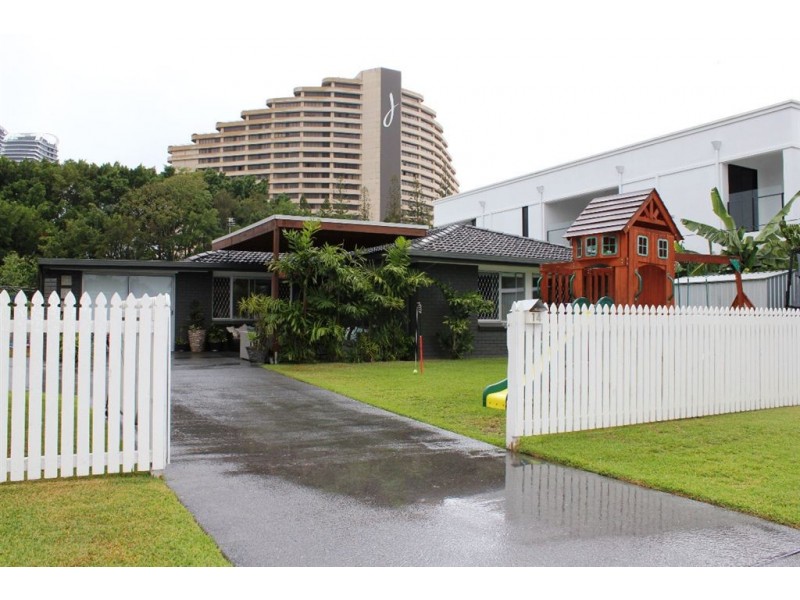 14 Lakeland Key, Broadbeach Waters QLD 4218