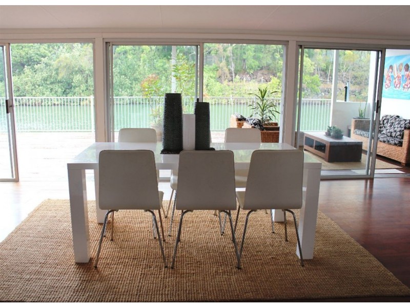 14 Lakeland Key, Broadbeach Waters QLD 4218