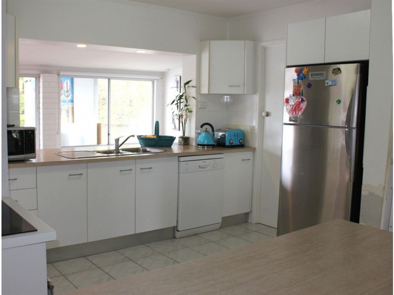 14 Lakeland Key, Broadbeach Waters QLD 4218