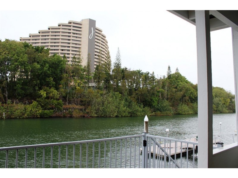 14 Lakeland Key, Broadbeach Waters QLD 4218