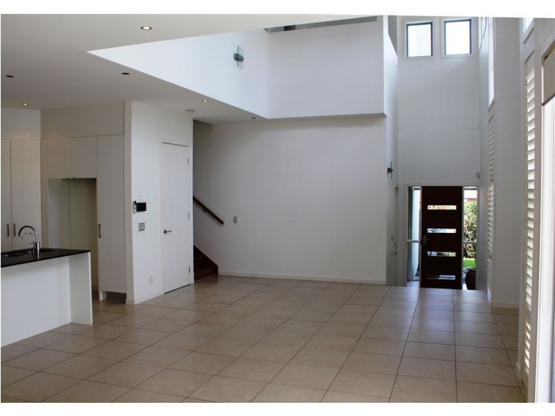 1/13 Enid Avenue, Southport QLD 4215