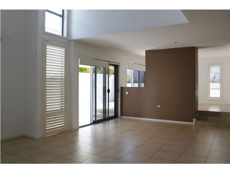 1/13 Enid Avenue, Southport QLD 4215