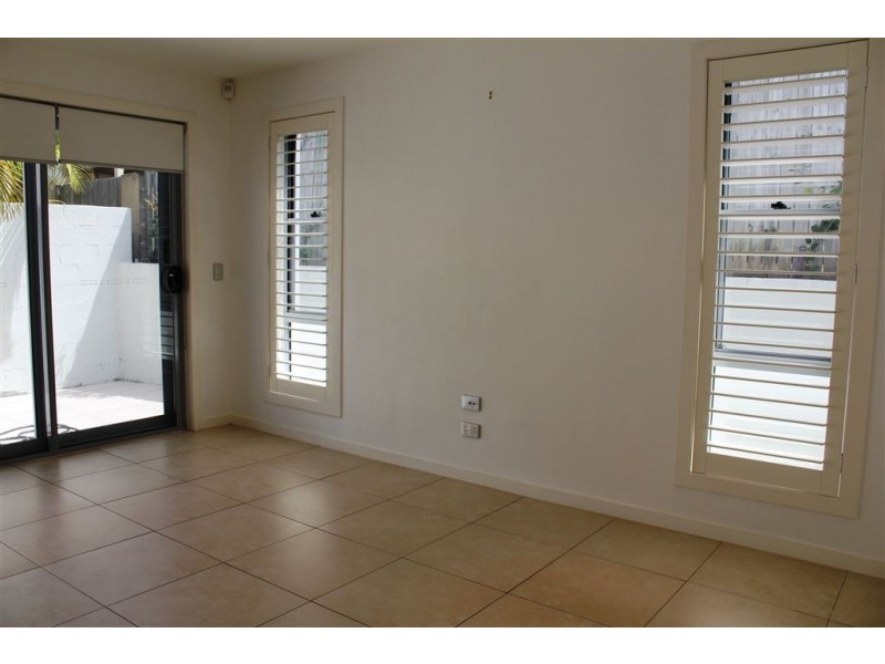 1/13 Enid Avenue, Southport QLD 4215