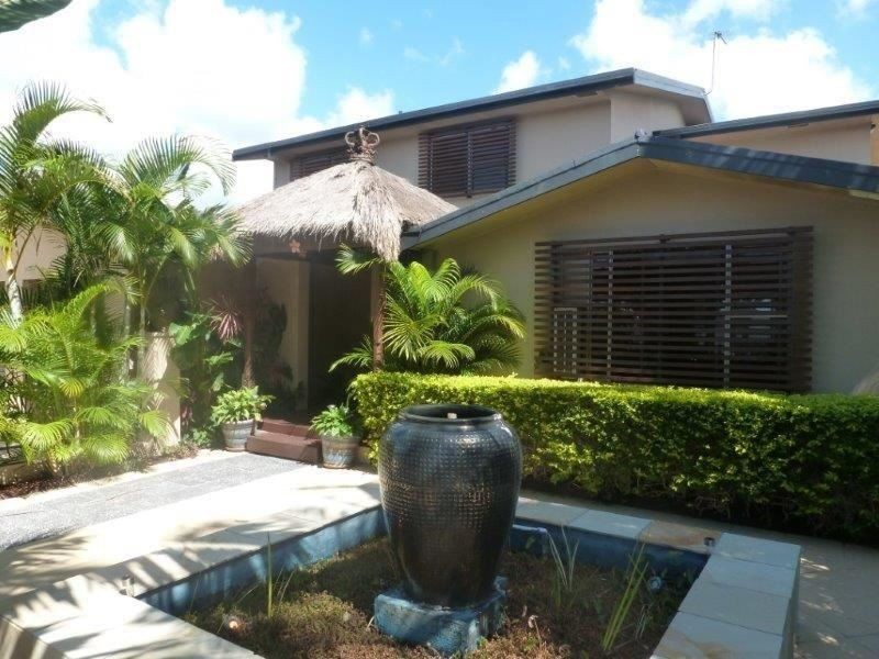 10 Cedar Place, Broadbeach Waters QLD 4218