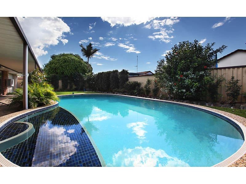 17 Bowline Road, Mermaid Waters QLD 4218