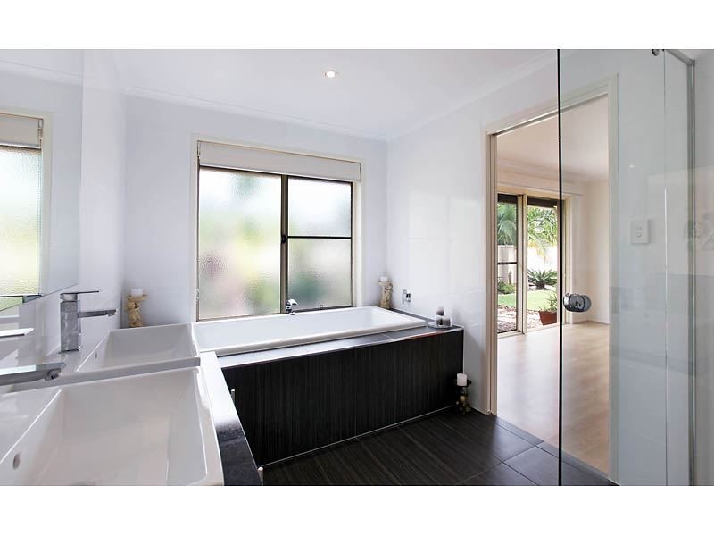 17 Bowline Road, Mermaid Waters QLD 4218