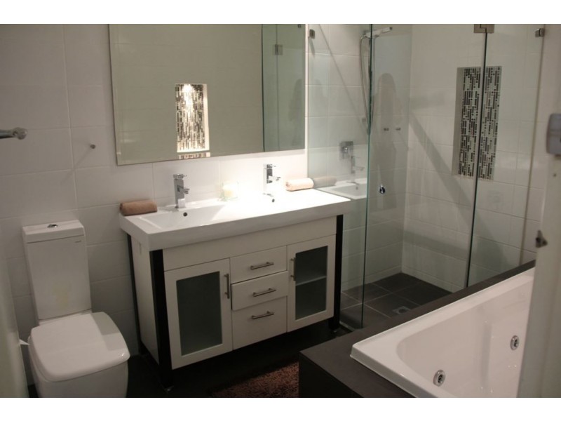 14 Albicore Street, Mermaid Waters QLD 4218