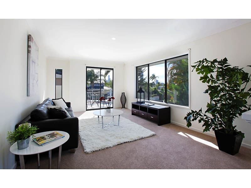 4 Pacific Boulevard, Broadbeach Waters QLD 4218