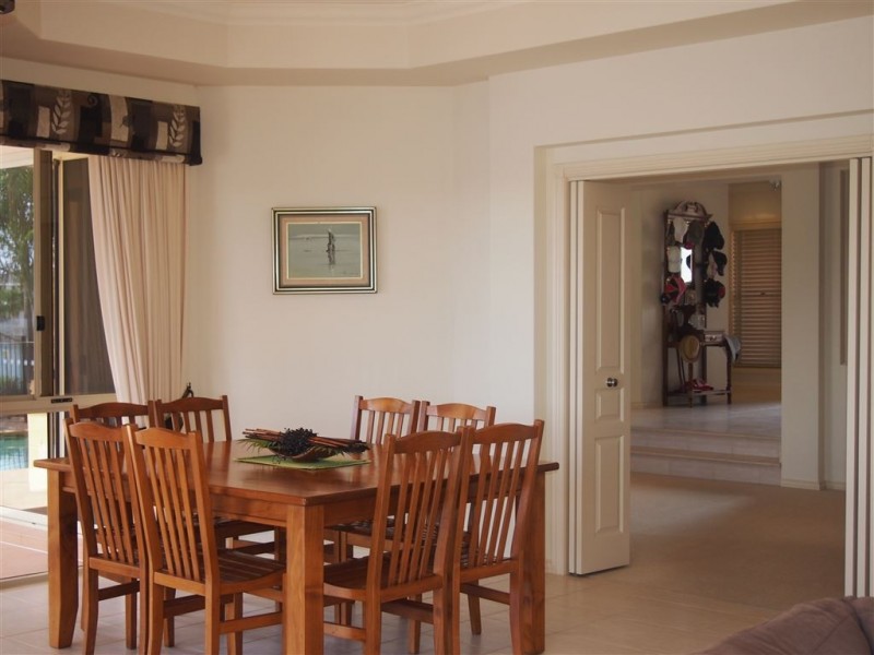 15 Windchimes Way, Hope Island QLD 4212