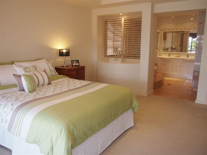 15 Windchimes Way, Hope Island QLD 4212