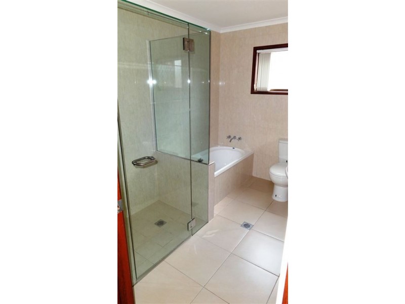 11 Weatherly Avenue, Mermaid Waters QLD 4218