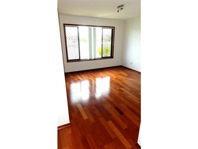 11 Weatherly Avenue, Mermaid Waters QLD 4218