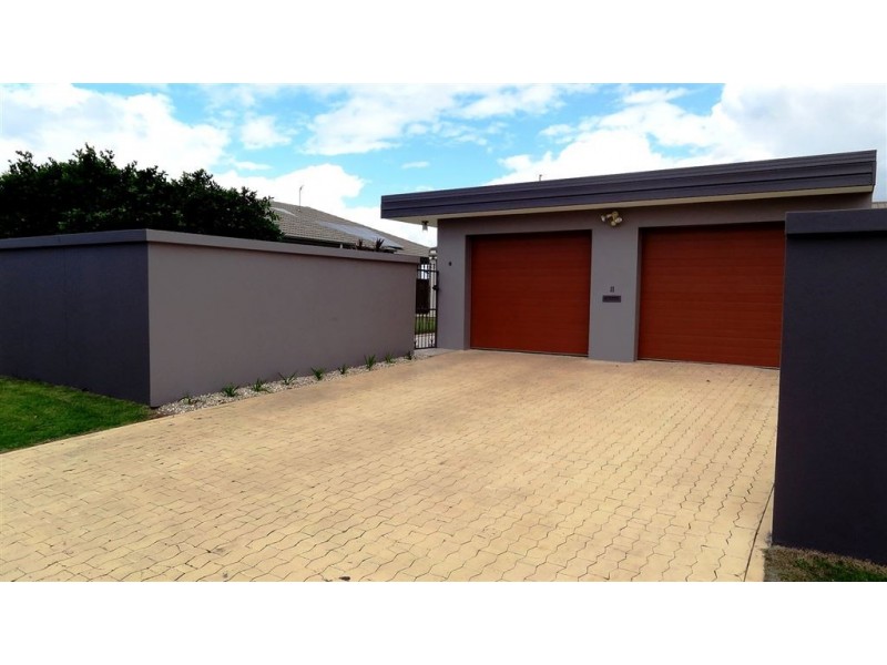 11 Weatherly Avenue, Mermaid Waters QLD 4218
