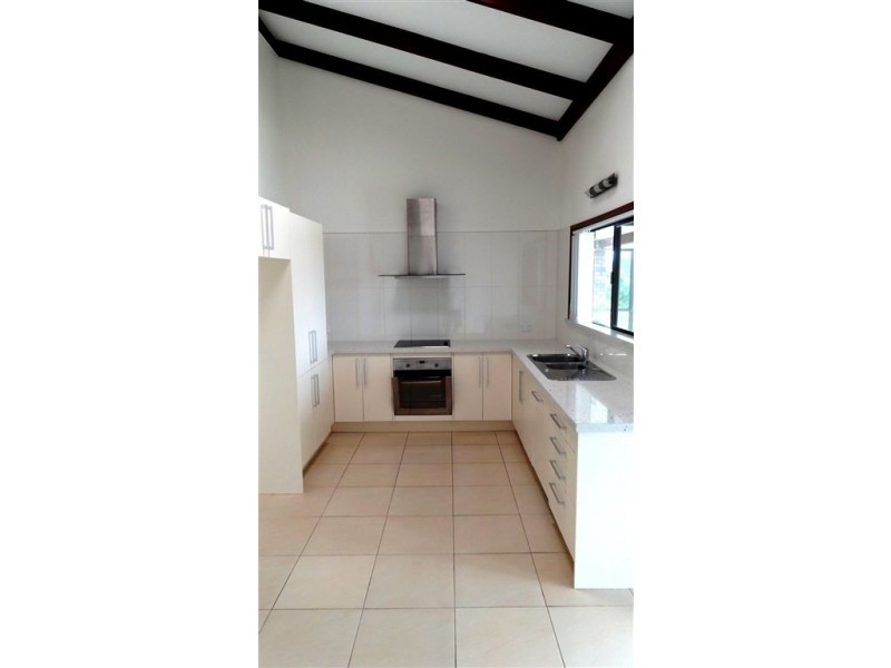 11 Weatherly Avenue, Mermaid Waters QLD 4218