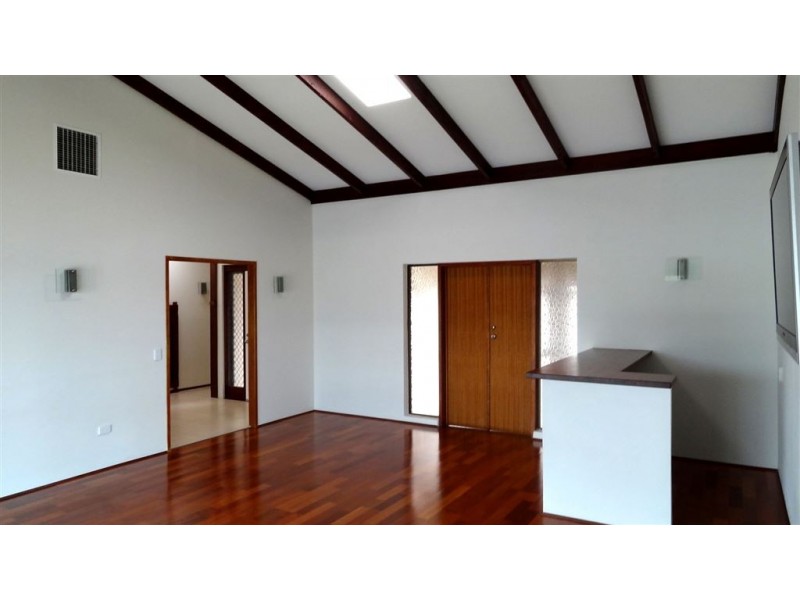 11 Weatherly Avenue, Mermaid Waters QLD 4218