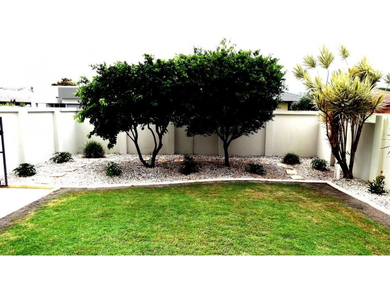 11 Weatherly Avenue, Mermaid Waters QLD 4218