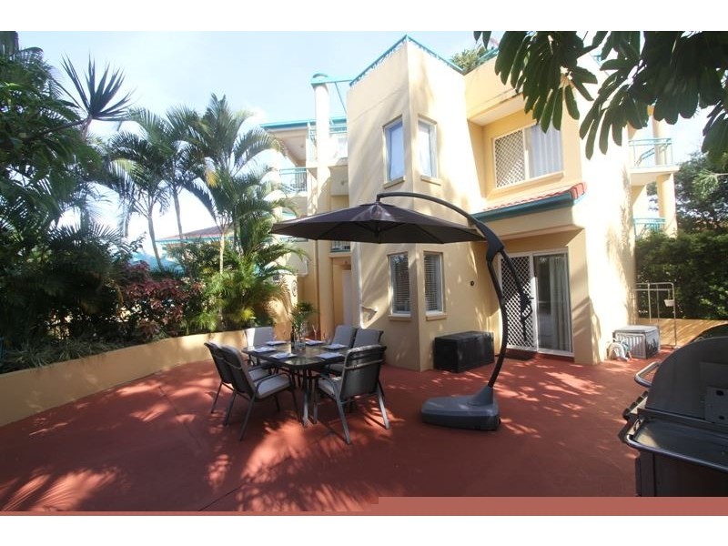 2/40 Burra Street, Chevron Island QLD 4217