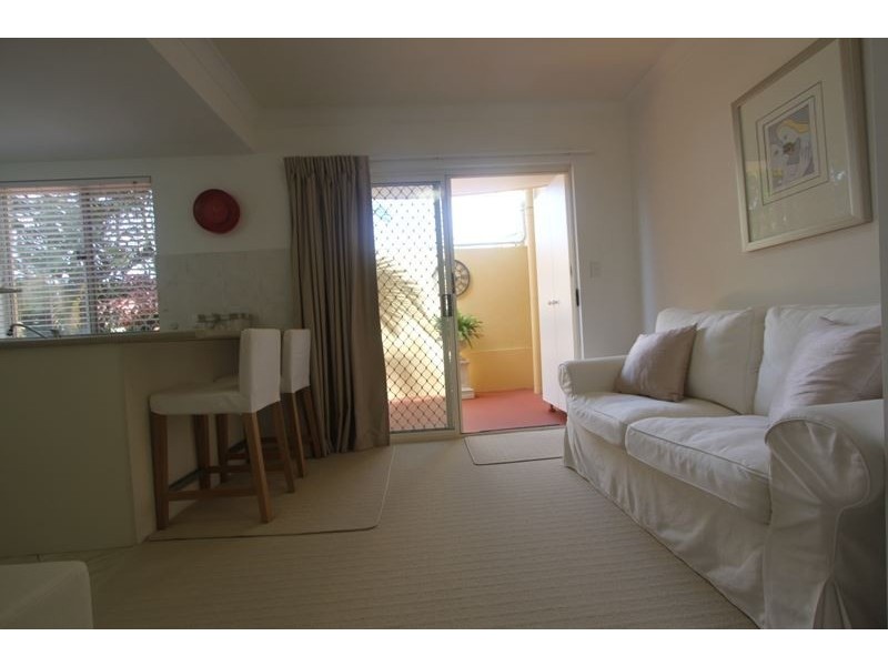 2/40 Burra Street, Chevron Island QLD 4217