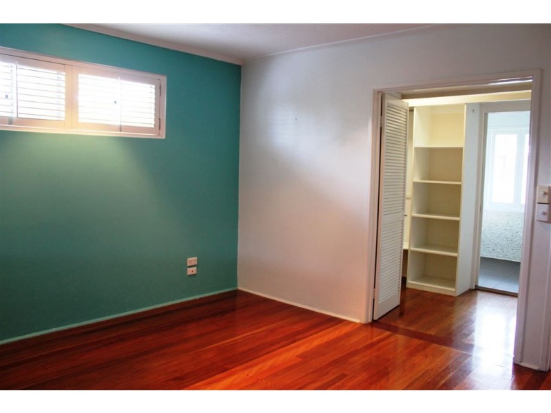 19 Savoy Drive, Broadbeach Waters QLD 4218