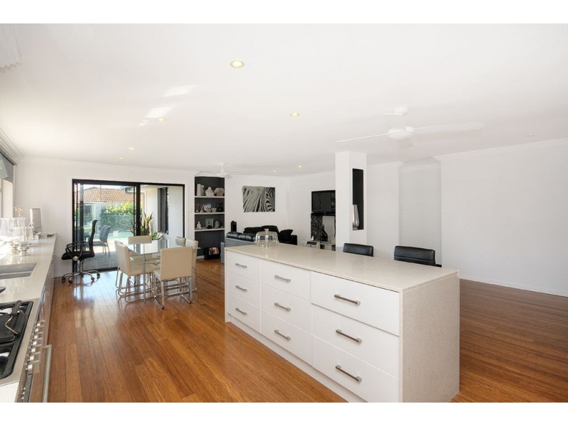 7 Darnay Road, Broadbeach Waters QLD 4218