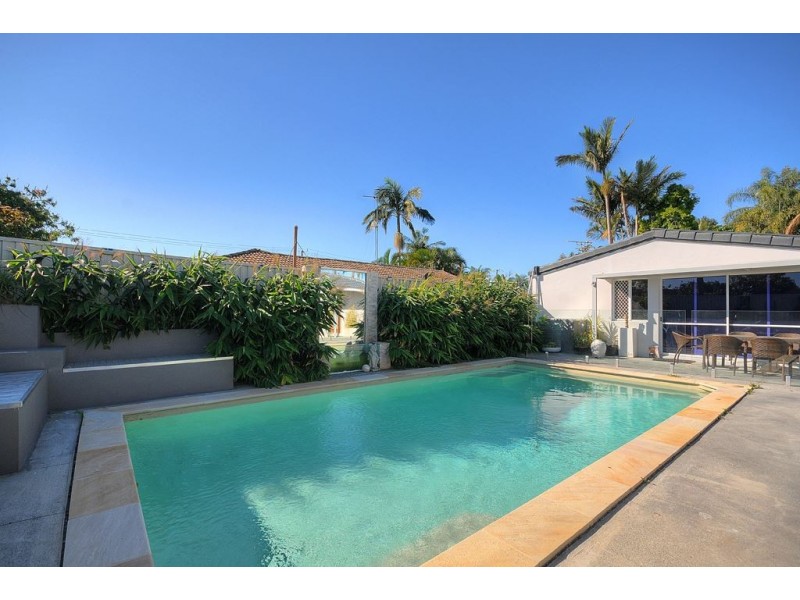 7 Darnay Road, Broadbeach Waters QLD 4218