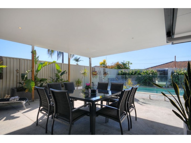 7 Darnay Road, Broadbeach Waters QLD 4218