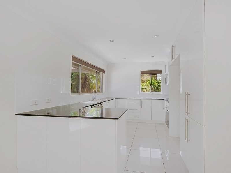 33 Gretel Drive, Mermaid Waters QLD 4218