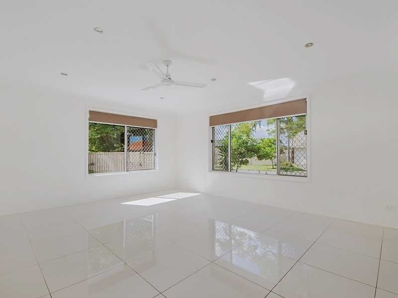 33 Gretel Drive, Mermaid Waters QLD 4218