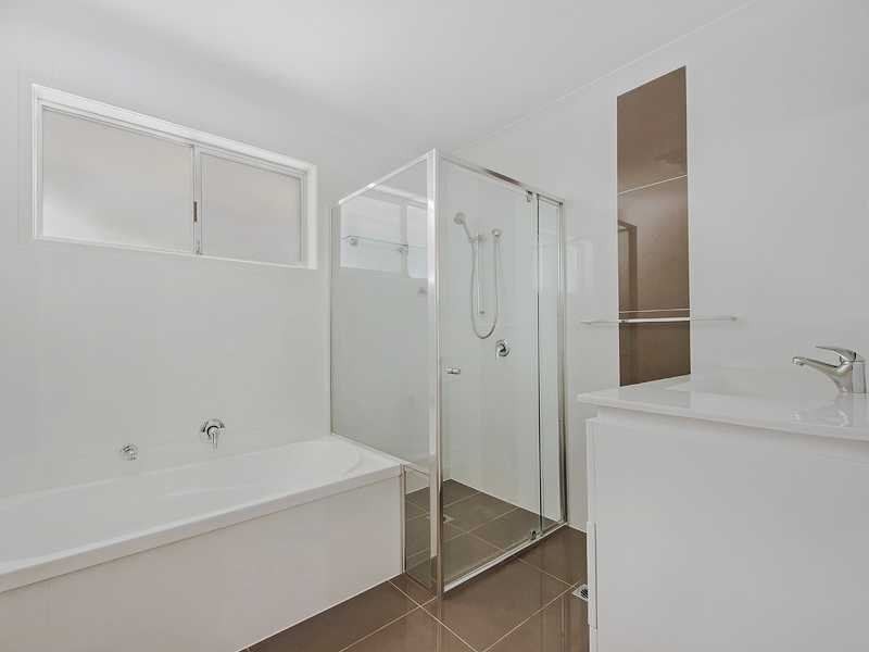 33 Gretel Drive, Mermaid Waters QLD 4218