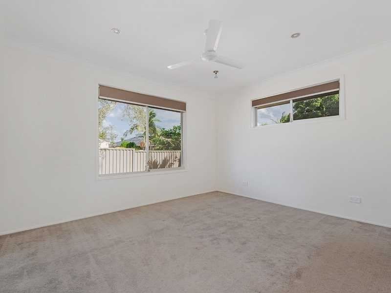 33 Gretel Drive, Mermaid Waters QLD 4218