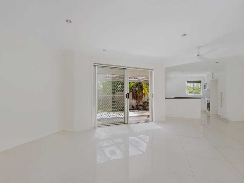 33 Gretel Drive, Mermaid Waters QLD 4218