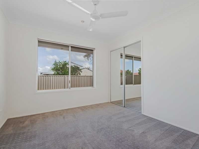 33 Gretel Drive, Mermaid Waters QLD 4218