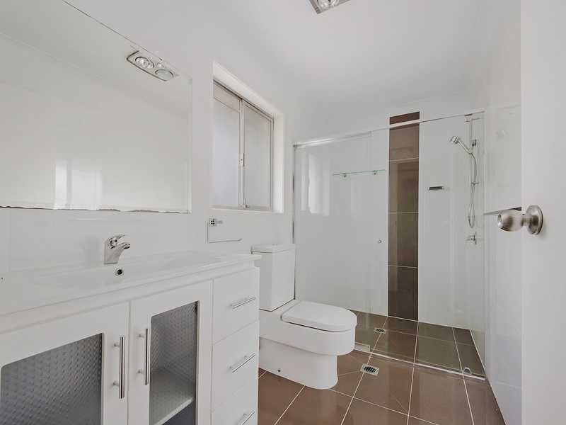 33 Gretel Drive, Mermaid Waters QLD 4218
