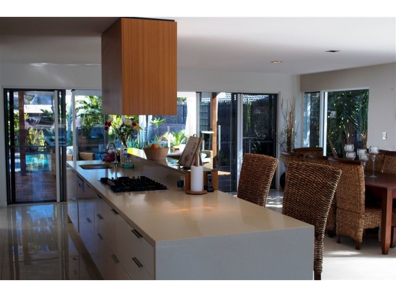 20 Maureen Court, Broadbeach Waters QLD 4218