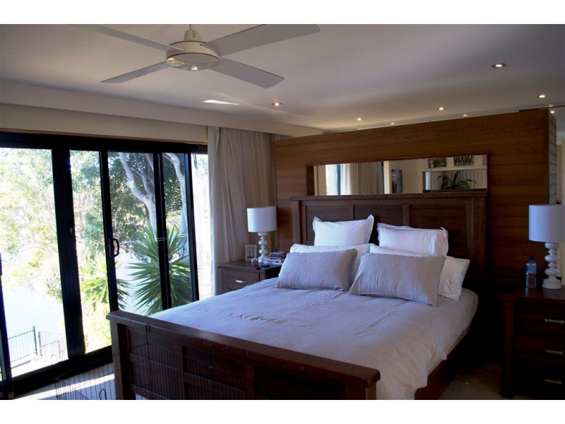 20 Maureen Court, Broadbeach Waters QLD 4218